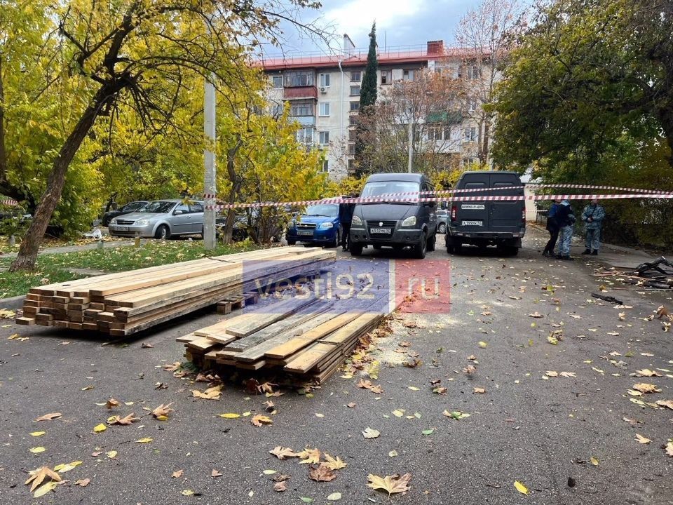 В доме на улице Хрусталёва, где вчера произошёл пожар, укрепляют крышу В доме на улице Хрусталёва, где вчера произошёл пожар, укрепляют крышу