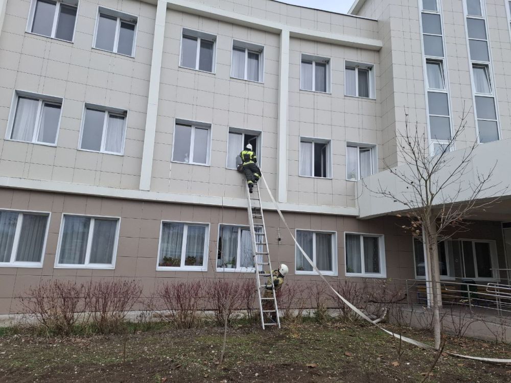 В Белогорском психоневрологическом интернате были проведены пожарно-тактические учения по тушению условного пожара и проведению аварийно-спасательных работ В Белогорском психоневрологическом интернате были проведены пожарно-тактические учения по тушению условного пожара и проведению аварийно-спасательных работ