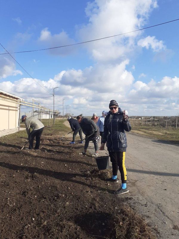 Александр Дудинов: Жители Черноморского района продолжают озеленять территории сел Александр Дудинов: Жители Черноморского района продолжают озеленять территории сел