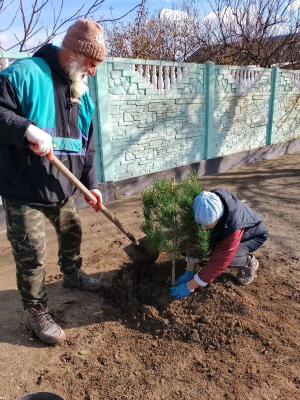 Александр Дудинов: Жители Черноморского района продолжают озеленять территории сел Александр Дудинов: Жители Черноморского района продолжают озеленять территории сел