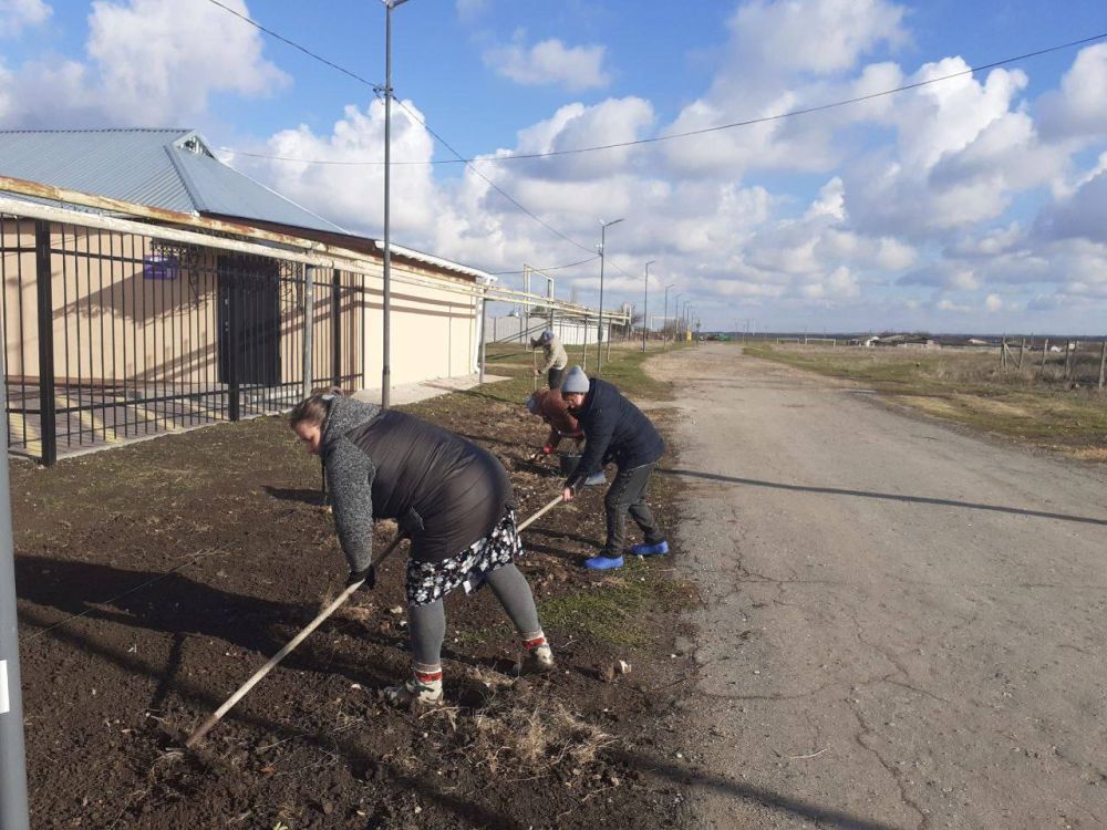 Александр Дудинов: Жители Черноморского района продолжают озеленять территории сел Александр Дудинов: Жители Черноморского района продолжают озеленять территории сел