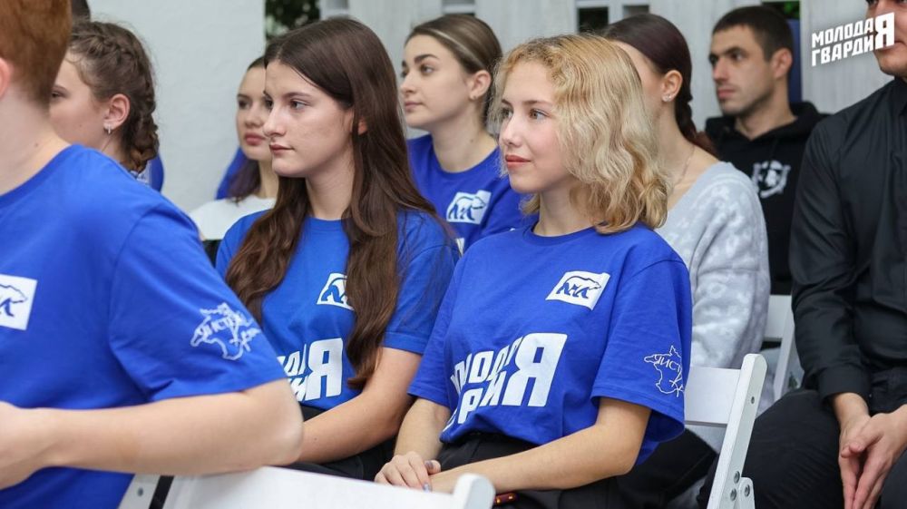 Молодогвардейцы Крыма провели праздничное мероприятие, приуроченное ко 19-летию «Молодой Гвардии» Молодогвардейцы Крыма провели праздничное мероприятие, приуроченное ко 19-летию «Молодой Гвардии»