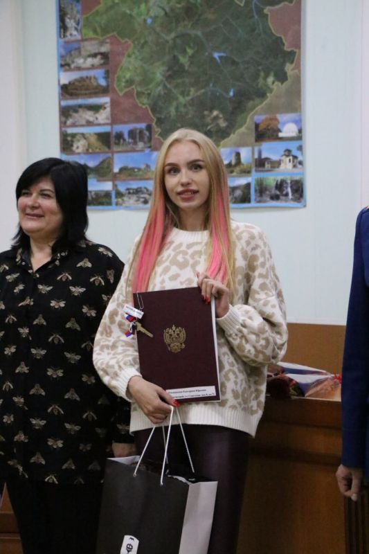 Ольга Урайкина: На аппаратном совещании совместно с главой администрации Бахчисарайского района Анжеликой Ястребовой приняли участие в торжественном награждении работников транспорта Бахчисарайского района Ольга Урайкина: На аппаратном совещании совместно с главой администрации Бахчисарайского района Анжеликой Ястребовой приняли участие в торжественном награждении работников транспорта Бахчисарайского района