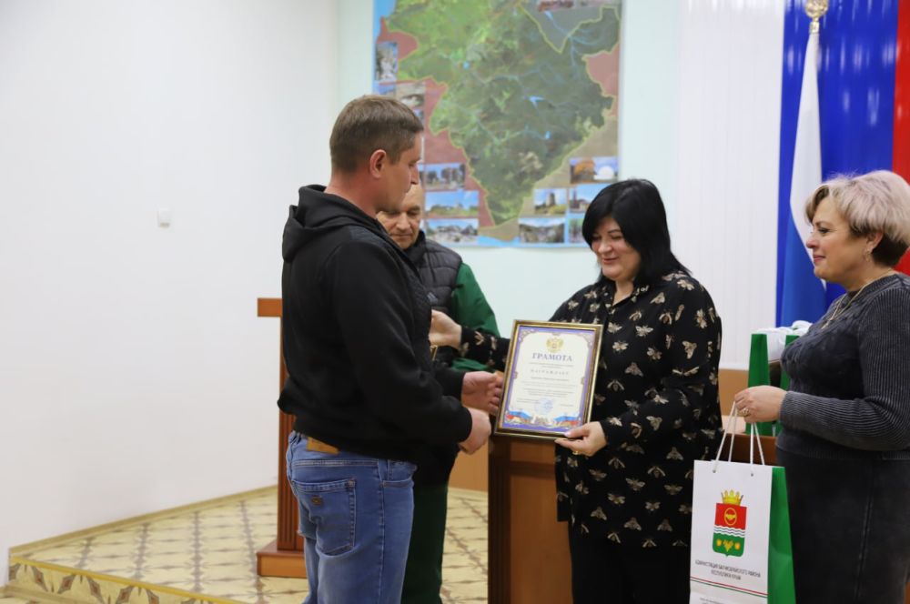 В администрации Бахчисарайского района наградили работников транспорта за добросовестный труд и ответственное выполнение обязанностей В администрации Бахчисарайского района наградили работников транспорта за добросовестный труд и ответственное выполнение обязанностей