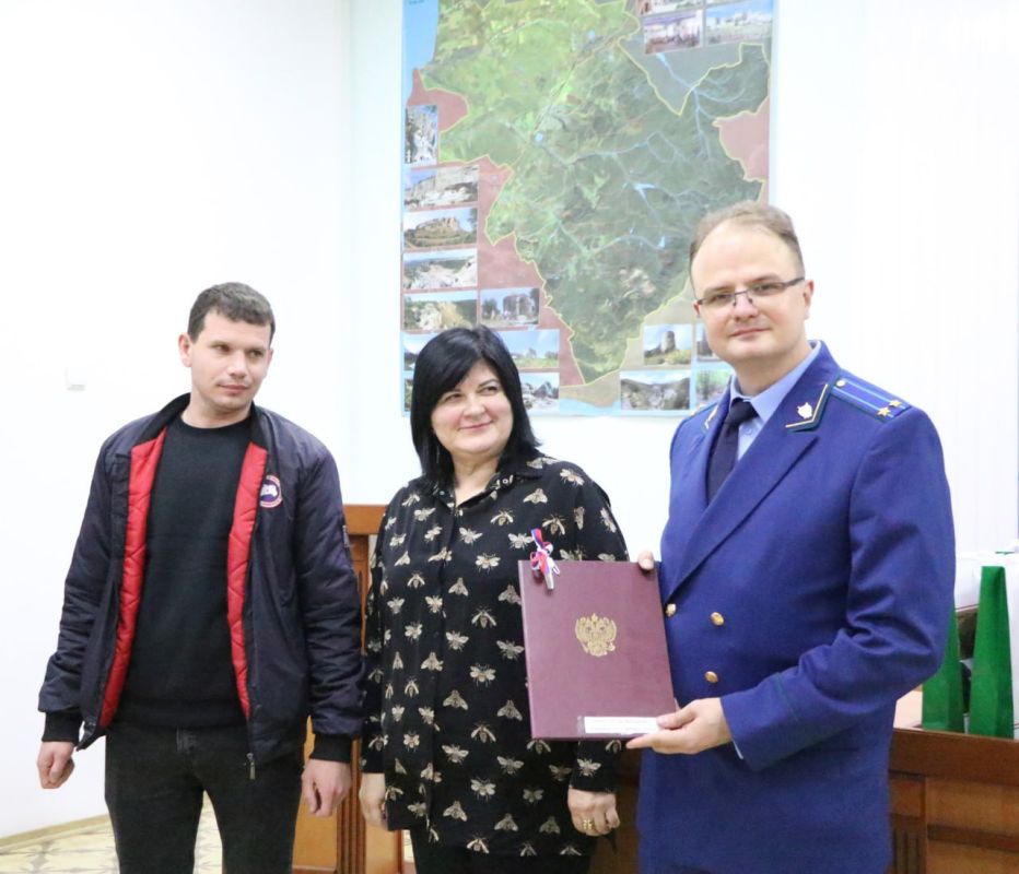 Ольга Урайкина: На аппаратном совещании совместно с главой администрации Бахчисарайского района Анжеликой Ястребовой приняли участие в торжественном награждении работников транспорта Бахчисарайского района Ольга Урайкина: На аппаратном совещании совместно с главой администрации Бахчисарайского района Анжеликой Ястребовой приняли участие в торжественном награждении работников транспорта Бахчисарайского района