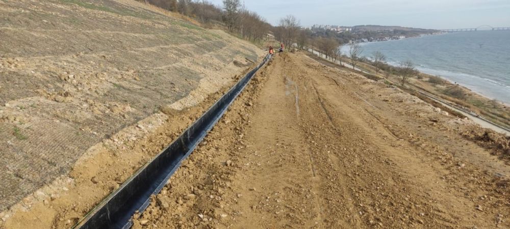 На территории муниципального образования городской округ Керчь Республики Крым завершается строительство объекта «Противооползневые сооружения берегового склона в районе Аршинцево, г. Керчь, Республика Крым» На территории муниципального образования городской округ Керчь Республики Крым завершается строительство объекта «Противооползневые сооружения берегового склона в районе Аршинцево, г. Керчь, Республика Крым»