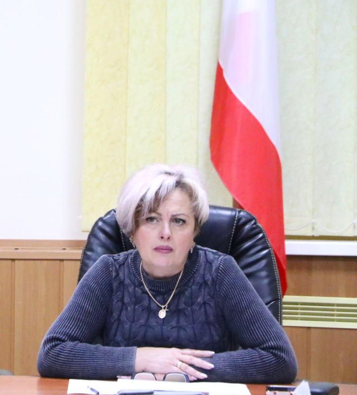 Ольга Урайкина: Совместно с главой администрации Бахчисарайского района Анжеликой Ястребовой в малом зале администрации района провели аппаратное совещание с главами поселений Ольга Урайкина: Совместно с главой администрации Бахчисарайского района Анжеликой Ястребовой в малом зале администрации района провели аппаратное совещание с главами поселений
