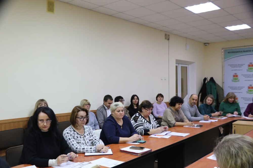 Ольга Урайкина: Совместно с главой администрации Бахчисарайского района Анжеликой Ястребовой в малом зале администрации района провели аппаратное совещание с главами поселений Ольга Урайкина: Совместно с главой администрации Бахчисарайского района Анжеликой Ястребовой в малом зале администрации района провели аппаратное совещание с главами поселений