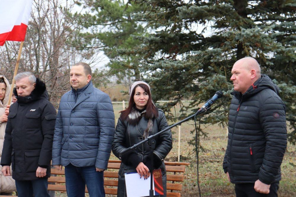 В с. Яркое высадили Аллею памяти погибшим в зоне СВО морским пехотинцам Северного Флота 61-й бригады и односельчан Ярковского сельского поселения, погибшим участникам СВО из Архангельской области В с. Яркое высадили Аллею памяти погибшим в зоне СВО морским пехотинцам Северного Флота 61-й бригады и односельчан Ярковского сельского поселения, погибшим участникам СВО из Архангельской области