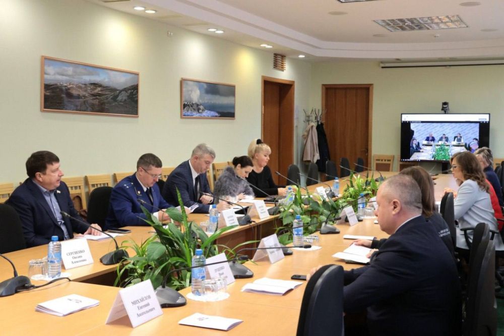 На заседании Комитета по курортам и туризму под председательством Романа Тихончука депутаты рассмотрели законопроект о внесении изменений и дополнений в субъектовый закон "О народных художественных промыслах и ремесленной деятельности в Республике Крым" На заседании Комитета по курортам и туризму под председательством Романа Тихончука депутаты рассмотрели законопроект о внесении изменений и дополнений в субъектовый закон "О народных художественных промыслах и ремесленной деятельности в Республике Крым"