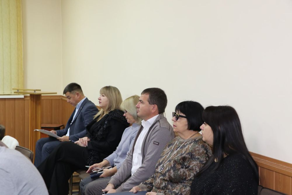 Ольга Урайкина: Совместно с главой администрации Бахчисарайского района Анжеликой Ястребовой в малом зале администрации района провели аппаратное совещание с главами поселений Ольга Урайкина: Совместно с главой администрации Бахчисарайского района Анжеликой Ястребовой в малом зале администрации района провели аппаратное совещание с главами поселений