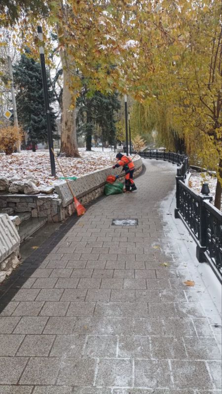 С раннего утра дворники МБУ «Город» убирают снег и обрабатывают реагентом тротуары, пешеходные дорожки и остановки общественного транспорта в Симферополе С раннего утра дворники МБУ «Город» убирают снег и обрабатывают реагентом тротуары, пешеходные дорожки и остановки общественного транспорта в Симферополе