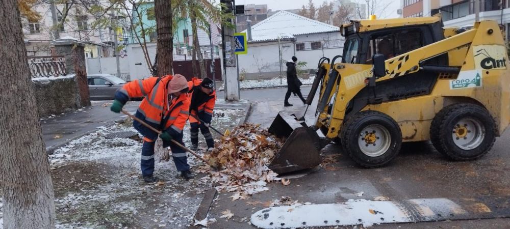 С раннего утра дворники МБУ «Город» убирают снег и обрабатывают реагентом тротуары, пешеходные дорожки и остановки общественного транспорта в Симферополе С раннего утра дворники МБУ «Город» убирают снег и обрабатывают реагентом тротуары, пешеходные дорожки и остановки общественного транспорта в Симферополе