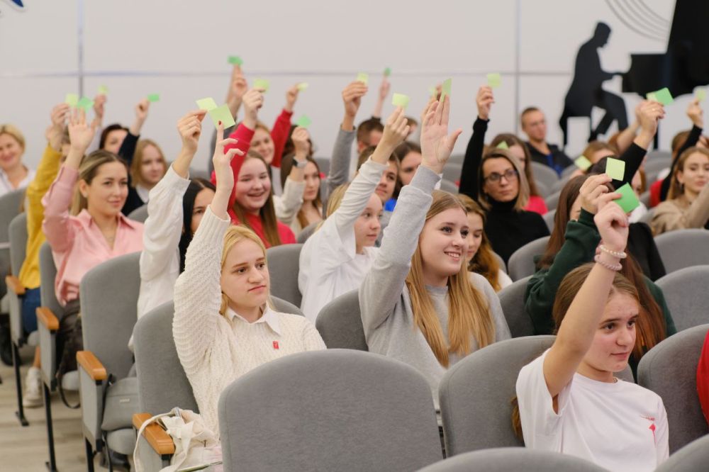 Константин Шимановский: В школе №11 прошла Конференция Местного отделения Движения Первых, которое объединяет самую активную молодёжь Ялты Константин Шимановский: В школе №11 прошла Конференция Местного отделения Движения Первых, которое объединяет самую активную молодёжь Ялты