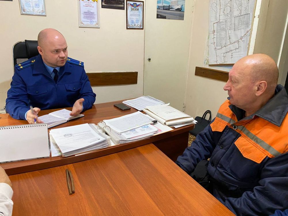Прокурор города Евпатории Александр Сергеев осуществил выезд в муниципальное унитарное предприятие «Трамвайное управление им. И.А. Пятецкого», являющееся главным пассажирским перевозчиком города и единственным оператором... Прокурор города Евпатории Александр Сергеев осуществил выезд в муниципальное унитарное предприятие «Трамвайное управление им. И.А. Пятецкого», являющееся главным пассажирским перевозчиком города и единственным оператором...