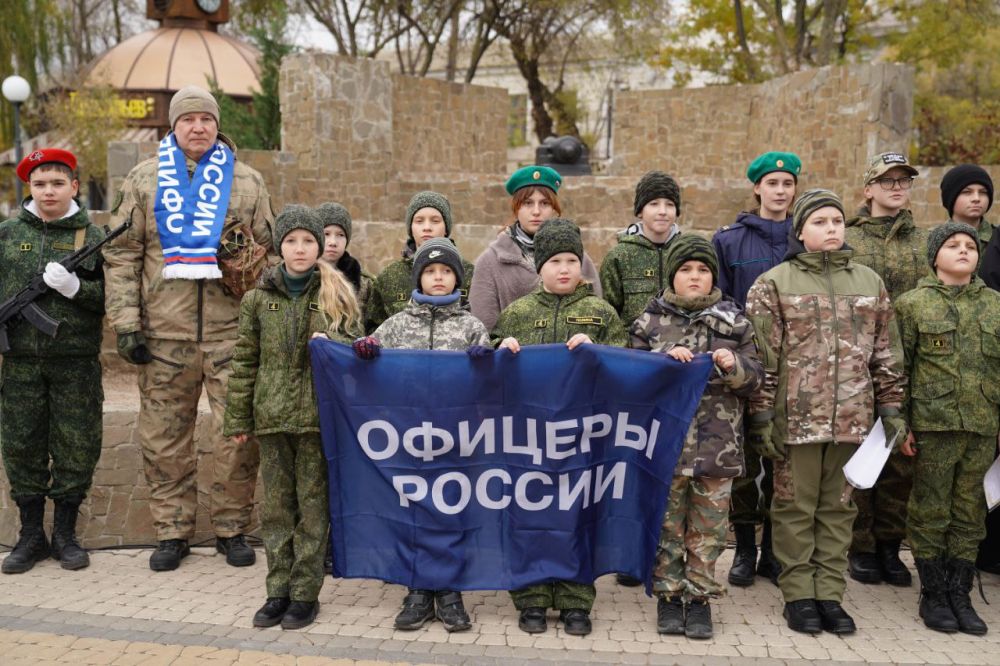 Александр Юрьев: Сегодня в Евпатории прошло памятное мероприятие, приуроченное ко дню рождения великого русского полководца, военного теоретика, генералиссимуса российских сухопутных и морских сил Александра Васильевича... Александр Юрьев: Сегодня в Евпатории прошло памятное мероприятие, приуроченное ко дню рождения великого русского полководца, военного теоретика, генералиссимуса российских сухопутных и морских сил Александра Васильевича...
