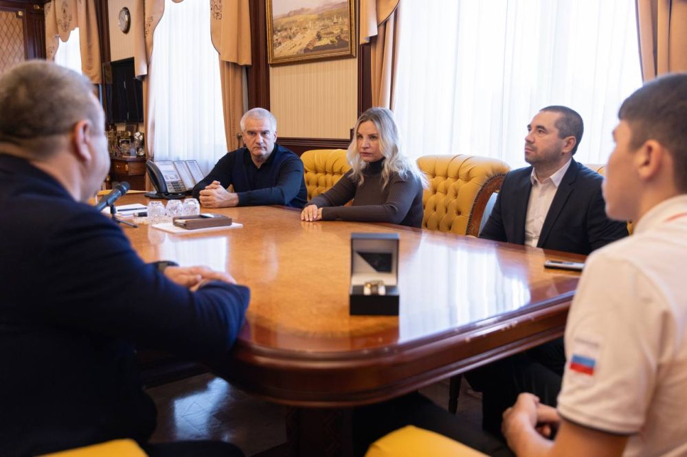Ольга Торубарова: Глава Республики Крым Сергей Аксенов встретился с крымчанином Русланом Шихмамбетовым, завоевавшим золото на Первенстве мира по боксу среди юниоров и тренером спортсмена - Виленом Асановичем Сейтосмановым Ольга Торубарова: Глава Республики Крым Сергей Аксенов встретился с крымчанином Русланом Шихмамбетовым, завоевавшим золото на Первенстве мира по боксу среди юниоров и тренером спортсмена - Виленом Асановичем Сейтосмановым
