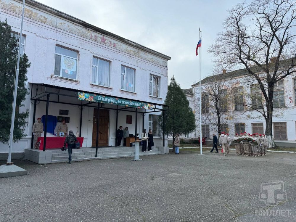 В Феодосийской школе №2 открыли памятную доску погибшему бойцу СВО, выпускнику учебного заведения, Игорю Тищенко В Феодосийской школе №2 открыли памятную доску погибшему бойцу СВО, выпускнику учебного заведения, Игорю Тищенко