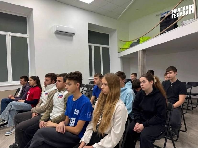 Активисты Евпаторийского местного отделения «Молодой Гвардии» приняли участие в «Диалоге На Равных» с депутатами Евпаторийского Городского совета 3 созыва Сади Куртиевым и Ильёй Ветровым Активисты Евпаторийского местного отделения «Молодой Гвардии» приняли участие в «Диалоге На Равных» с депутатами Евпаторийского Городского совета 3 созыва Сади Куртиевым и Ильёй Ветровым