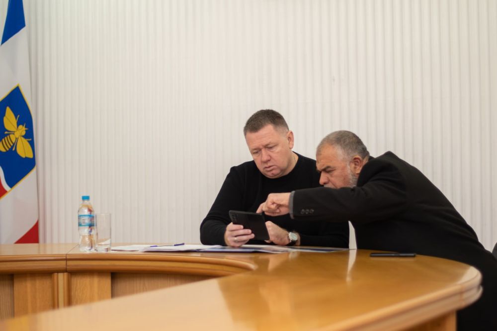 Глава администрации Симферополя Михаил Афанасьев провёл личный приём граждан, в ходе которого к нему обратились обратились 5 симферопольцев Глава администрации Симферополя Михаил Афанасьев провёл личный приём граждан, в ходе которого к нему обратились обратились 5 симферопольцев