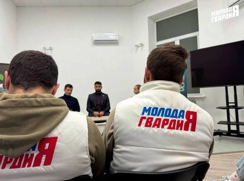 Активисты Евпаторийского местного отделения «Молодой Гвардии» приняли участие в «Диалоге На Равных» с депутатами Евпаторийского Городского совета 3 созыва Сади Куртиевым и Ильёй Ветровым Активисты Евпаторийского местного отделения «Молодой Гвардии» приняли участие в «Диалоге На Равных» с депутатами Евпаторийского Городского совета 3 созыва Сади Куртиевым и Ильёй Ветровым