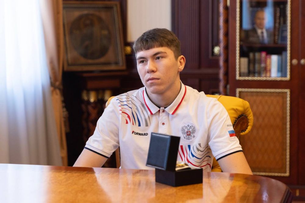 Ольга Торубарова: Глава Республики Крым Сергей Аксенов встретился с крымчанином Русланом Шихмамбетовым, завоевавшим золото на Первенстве мира по боксу среди юниоров и тренером спортсмена - Виленом Асановичем Сейтосмановым Ольга Торубарова: Глава Республики Крым Сергей Аксенов встретился с крымчанином Русланом Шихмамбетовым, завоевавшим золото на Первенстве мира по боксу среди юниоров и тренером спортсмена - Виленом Асановичем Сейтосмановым