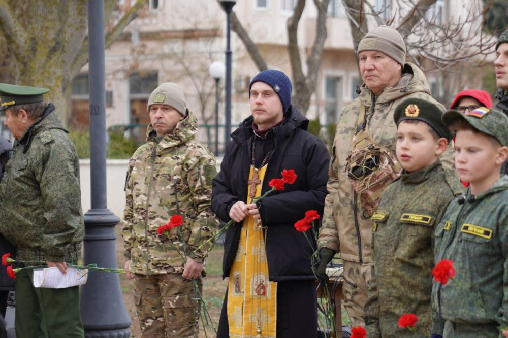 Александр Юрьев: Сегодня в Евпатории прошло памятное мероприятие, приуроченное ко дню рождения великого русского полководца, военного теоретика, генералиссимуса российских сухопутных и морских сил Александра Васильевича... Александр Юрьев: Сегодня в Евпатории прошло памятное мероприятие, приуроченное ко дню рождения великого русского полководца, военного теоретика, генералиссимуса российских сухопутных и морских сил Александра Васильевича...