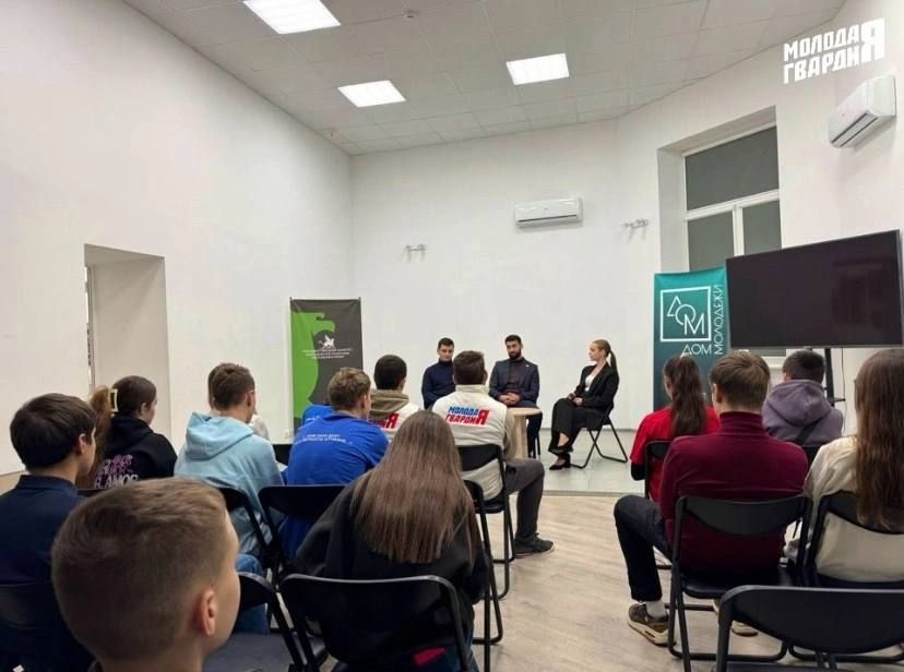Активисты Евпаторийского местного отделения «Молодой Гвардии» приняли участие в «Диалоге На Равных» с депутатами Евпаторийского Городского совета 3 созыва Сади Куртиевым и Ильёй Ветровым Активисты Евпаторийского местного отделения «Молодой Гвардии» приняли участие в «Диалоге На Равных» с депутатами Евпаторийского Городского совета 3 созыва Сади Куртиевым и Ильёй Ветровым