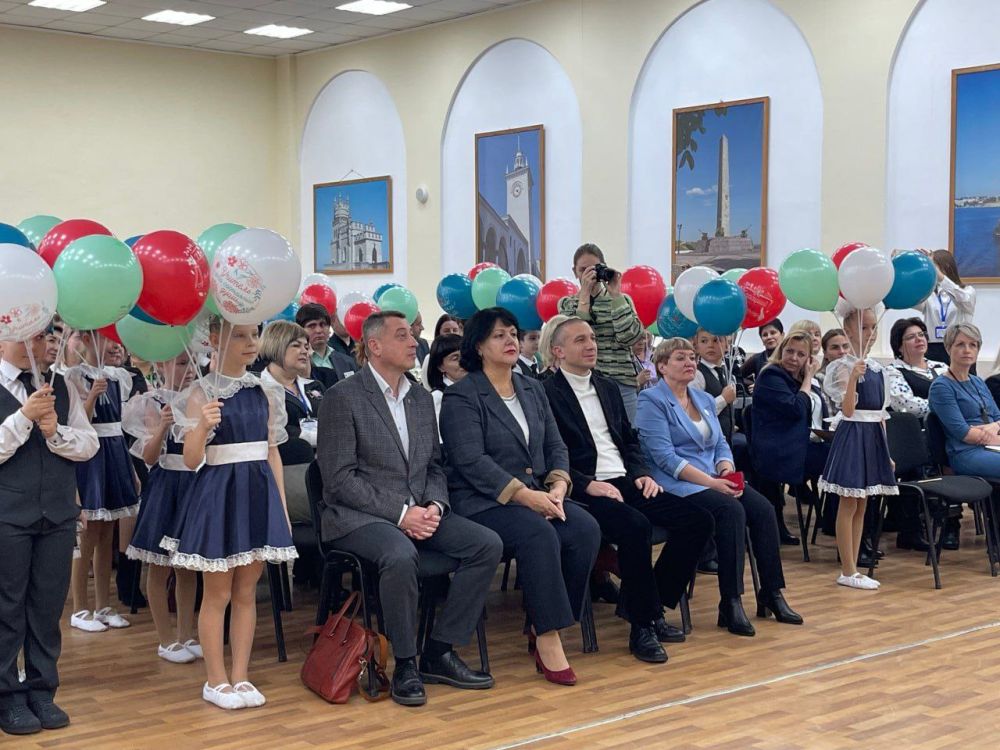 Николай Горбунов поздравил победителей муниципального этапа конкурса «Учитель года – 2025» Николай Горбунов поздравил победителей муниципального этапа конкурса «Учитель года – 2025»