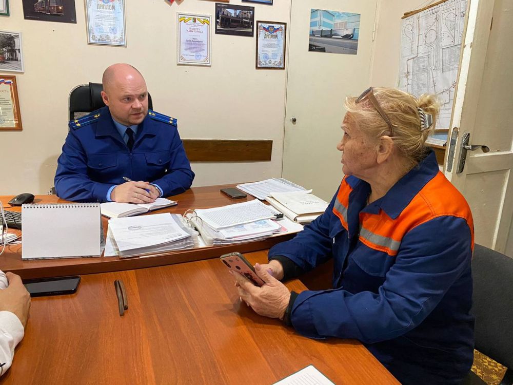 Прокурор города Евпатории Александр Сергеев осуществил выезд в муниципальное унитарное предприятие «Трамвайное управление им. И.А. Пятецкого», являющееся главным пассажирским перевозчиком города и единственным оператором... Прокурор города Евпатории Александр Сергеев осуществил выезд в муниципальное унитарное предприятие «Трамвайное управление им. И.А. Пятецкого», являющееся главным пассажирским перевозчиком города и единственным оператором...