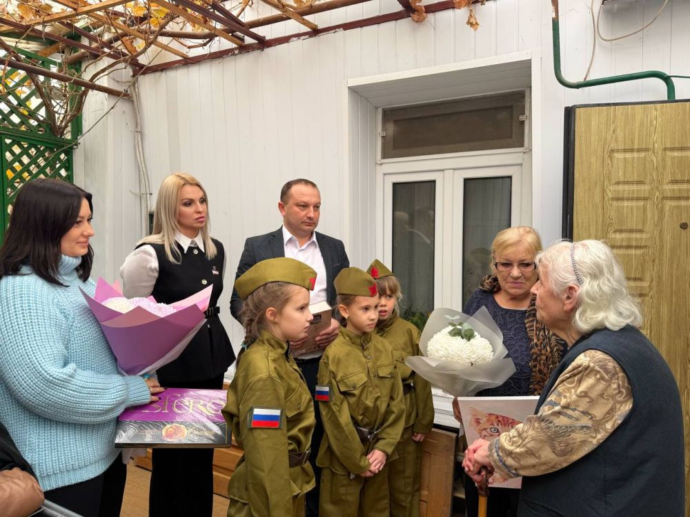Анастасия Гридчина: Сегодня с депутатом Симферопольского городского совета Рузанна Аветисян, директором школы МБОУ «СОШ №5 им. 85-го АСП» г. Симферополя Дмитрий Привидён и юными школьниками и педагогами поздравили Ходыреву... Анастасия Гридчина: Сегодня с депутатом Симферопольского городского совета Рузанна Аветисян, директором школы МБОУ «СОШ №5 им. 85-го АСП» г. Симферополя Дмитрий Привидён и юными школьниками и педагогами поздравили Ходыреву...