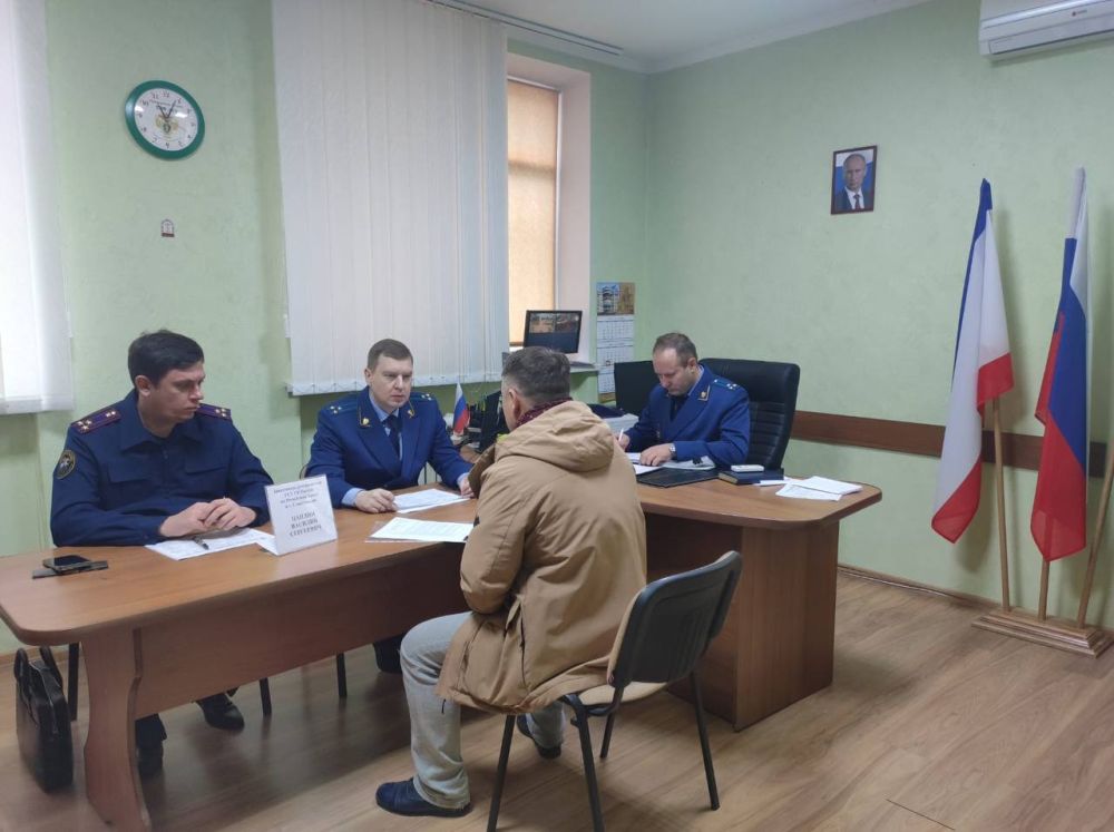 Заместитель прокурора Республики Крым Андрей Кулагин совместно с заместителем руководителя ГСУ СК России по Республике Крым и городу Севастополю Василием Цаплиным провел выездной прием граждан в Белогорском районе Заместитель прокурора Республики Крым Андрей Кулагин совместно с заместителем руководителя ГСУ СК России по Республике Крым и городу Севастополю Василием Цаплиным провел выездной прием граждан в Белогорском районе