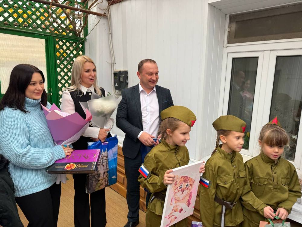 Анастасия Гридчина: Сегодня с депутатом Симферопольского городского совета Рузанна Аветисян, директором школы МБОУ «СОШ №5 им. 85-го АСП» г. Симферополя Дмитрий Привидён и юными школьниками и педагогами поздравили Ходыреву... Анастасия Гридчина: Сегодня с депутатом Симферопольского городского совета Рузанна Аветисян, директором школы МБОУ «СОШ №5 им. 85-го АСП» г. Симферополя Дмитрий Привидён и юными школьниками и педагогами поздравили Ходыреву...