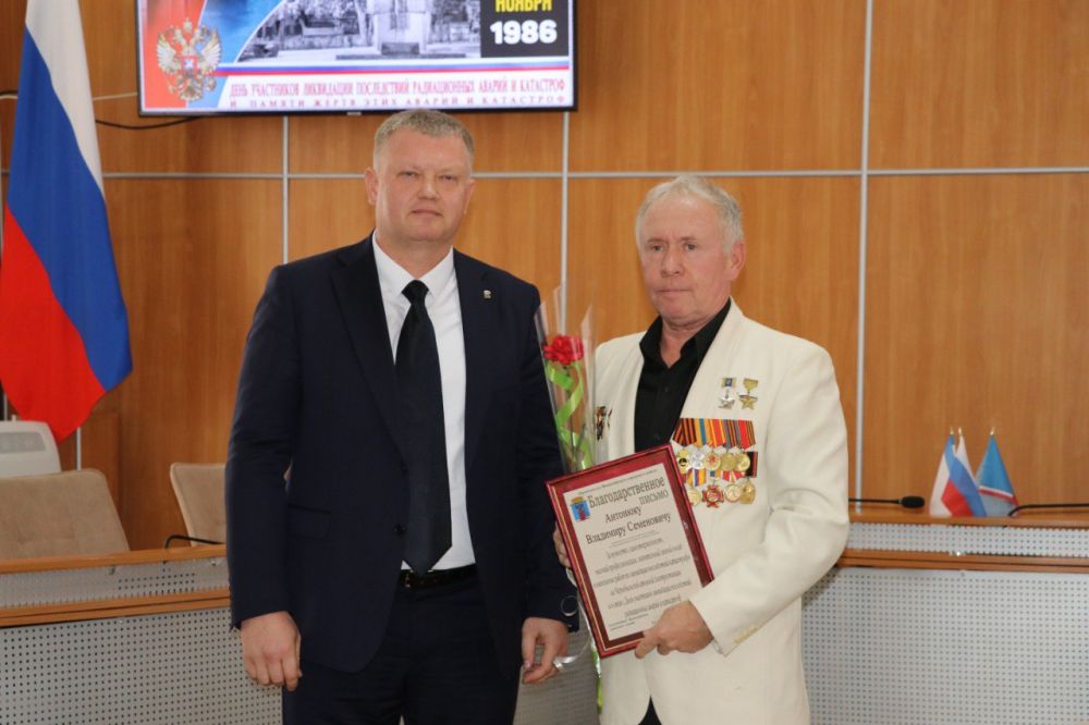 30 ноября отмечают годовщину завершения строительства гигантского саркофага над разрушенным четвертым энергоблоком Чернобыльской атомной электростанции 30 ноября отмечают годовщину завершения строительства гигантского саркофага над разрушенным четвертым энергоблоком Чернобыльской атомной электростанции