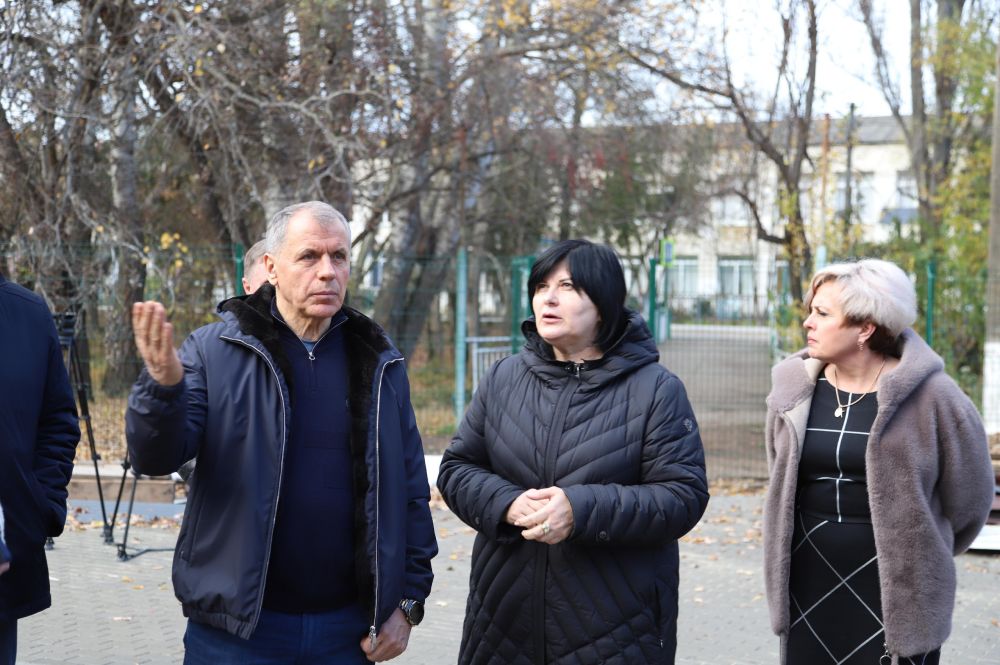 В ходе рабочей поездки Председатель Государственного Совета Республики Крым Владимир Константинов осмотрел ход капитального ремонта сельского Дома культуры в селе Тенистое В ходе рабочей поездки Председатель Государственного Совета Республики Крым Владимир Константинов осмотрел ход капитального ремонта сельского Дома культуры в селе Тенистое
