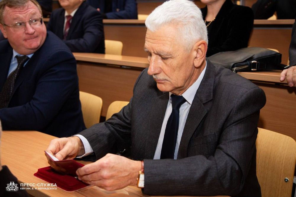 От имени главы крымского парламента Владимира Константинова его заместитель Наталья Звёнзек вручила профессорско-преподавательскому составу Крымского федерального университета им. В.И От имени главы крымского парламента Владимира Константинова его заместитель Наталья Звёнзек вручила профессорско-преподавательскому составу Крымского федерального университета им. В.И