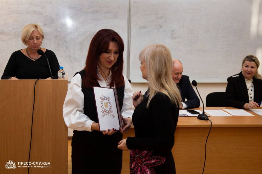 От имени главы крымского парламента Владимира Константинова его заместитель Наталья Звёнзек вручила профессорско-преподавательскому составу Крымского федерального университета им. В.И От имени главы крымского парламента Владимира Константинова его заместитель Наталья Звёнзек вручила профессорско-преподавательскому составу Крымского федерального университета им. В.И