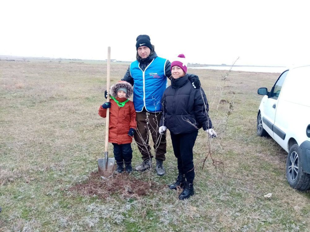 Александр Дудинов: Вдоль озера Джарылгач высадили деревья Александр Дудинов: Вдоль озера Джарылгач высадили деревья