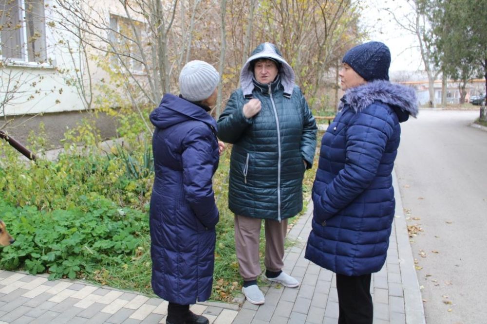 По поручению главы администрации Сакского района Владислава Хаджиева заместитель главы администрации Сергей Кирьянов принял участие в собрании с жителями многоквартирного дома в селе Крымское по ул. Парковая, 27а По поручению главы администрации Сакского района Владислава Хаджиева заместитель главы администрации Сергей Кирьянов принял участие в собрании с жителями многоквартирного дома в селе Крымское по ул. Парковая, 27а
