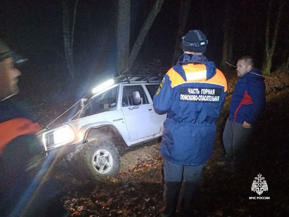 В Крыму мужчина и ребёнок застряли в горах на внедорожнике В Крыму мужчина и ребёнок застряли в горах на внедорожнике