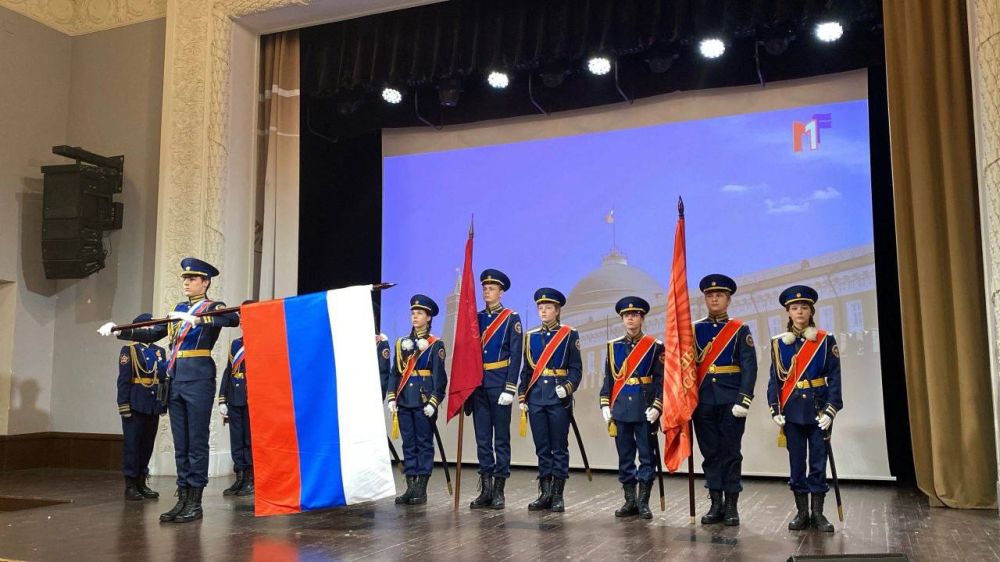 30 ноября курсанты военно-патриотического клуба «Родная гавань» МБОУ «Школа-лицей №3» города Симферополя приняли участие в торжественной церемонии «Три Знамени в истории России» в Международном детском центре «Артек» 30 ноября курсанты военно-патриотического клуба «Родная гавань» МБОУ «Школа-лицей №3» города Симферополя приняли участие в торжественной церемонии «Три Знамени в истории России» в Международном детском центре «Артек»