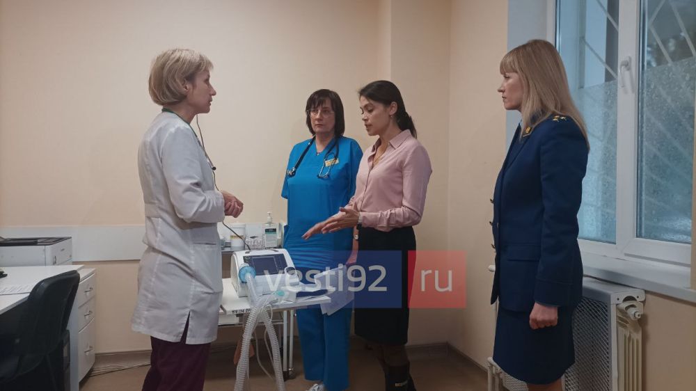Дорогостоящий аппарат для неинвазивной искусственной вентиляции передали маме школьницы Вари Купчиной в горбольнице №5 Cевастополя Дорогостоящий аппарат для неинвазивной искусственной вентиляции передали маме школьницы Вари Купчиной в горбольнице №5 Cевастополя
