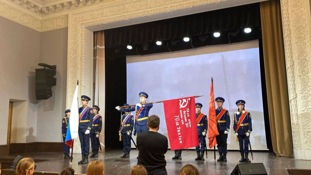 30 ноября курсанты военно-патриотического клуба «Родная гавань» МБОУ «Школа-лицей №3» города Симферополя приняли участие в торжественной церемонии «Три Знамени в истории России» в Международном детском центре «Артек» 30 ноября курсанты военно-патриотического клуба «Родная гавань» МБОУ «Школа-лицей №3» города Симферополя приняли участие в торжественной церемонии «Три Знамени в истории России» в Международном детском центре «Артек»