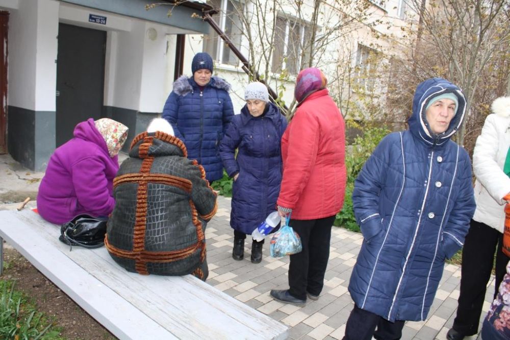 По поручению главы администрации Сакского района Владислава Хаджиева заместитель главы администрации Сергей Кирьянов принял участие в собрании с жителями многоквартирного дома в селе Крымское по ул. Парковая, 27а По поручению главы администрации Сакского района Владислава Хаджиева заместитель главы администрации Сергей Кирьянов принял участие в собрании с жителями многоквартирного дома в селе Крымское по ул. Парковая, 27а