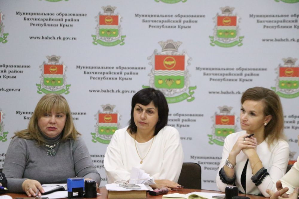 Ольга Урайкина: Сегодня состоялось аппаратное совещание, которое провели совместно с главой администрации Бахчисарайского района Анжеликой Ястребовой в малом зале администрации района Ольга Урайкина: Сегодня состоялось аппаратное совещание, которое провели совместно с главой администрации Бахчисарайского района Анжеликой Ястребовой в малом зале администрации района