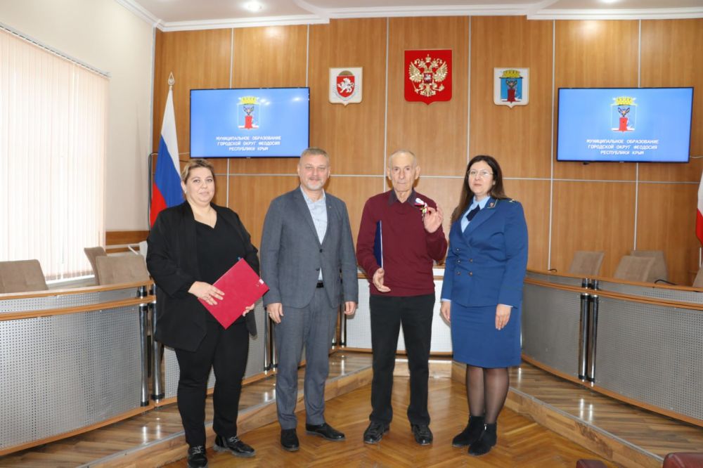 Игорь Ткаченко: Поздравляю Айше Сейрановну с получением квартиры Игорь Ткаченко: Поздравляю Айше Сейрановну с получением квартиры