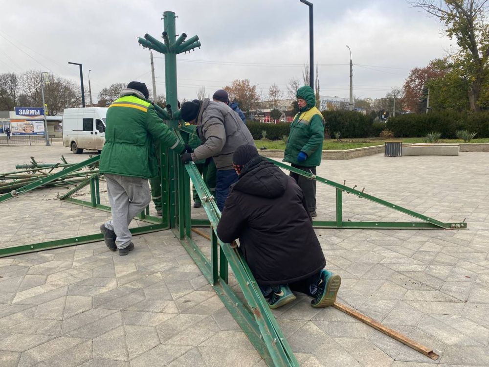 #городские_новости. Подготовка к новому году идет полным ходом. Предприятие «Горсвет» ранее украсило гирляндами опоры освещения в сквере Мира, в вечернее время там уже включено зимнее световое оформление #городские_новости. Подготовка к новому году идет полным ходом. Предприятие «Горсвет» ранее украсило гирляндами опоры освещения в сквере Мира, в вечернее время там уже включено зимнее световое оформление