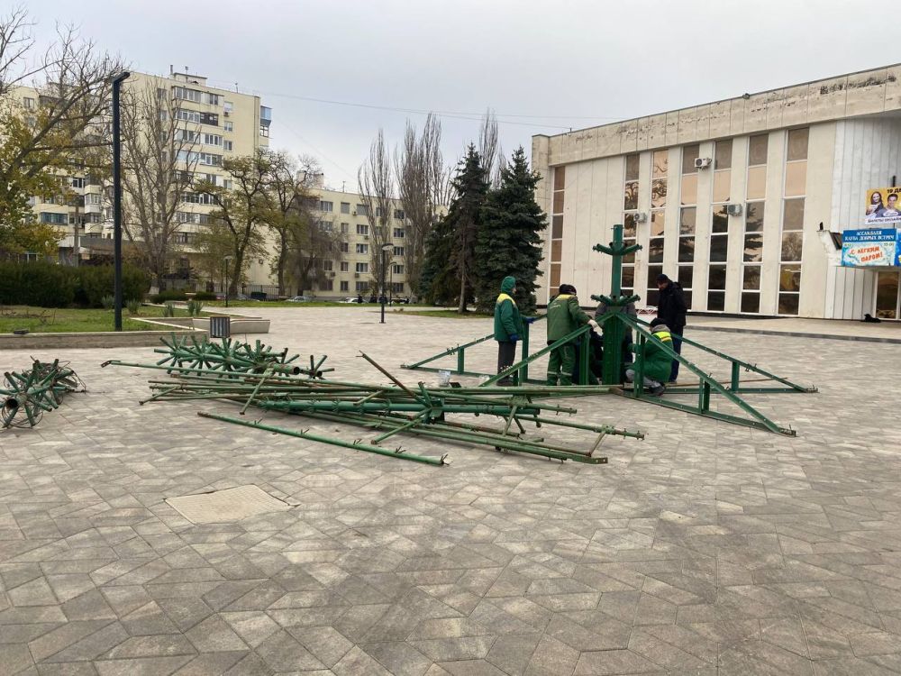 #городские_новости. Подготовка к новому году идет полным ходом. Предприятие «Горсвет» ранее украсило гирляндами опоры освещения в сквере Мира, в вечернее время там уже включено зимнее световое оформление #городские_новости. Подготовка к новому году идет полным ходом. Предприятие «Горсвет» ранее украсило гирляндами опоры освещения в сквере Мира, в вечернее время там уже включено зимнее световое оформление