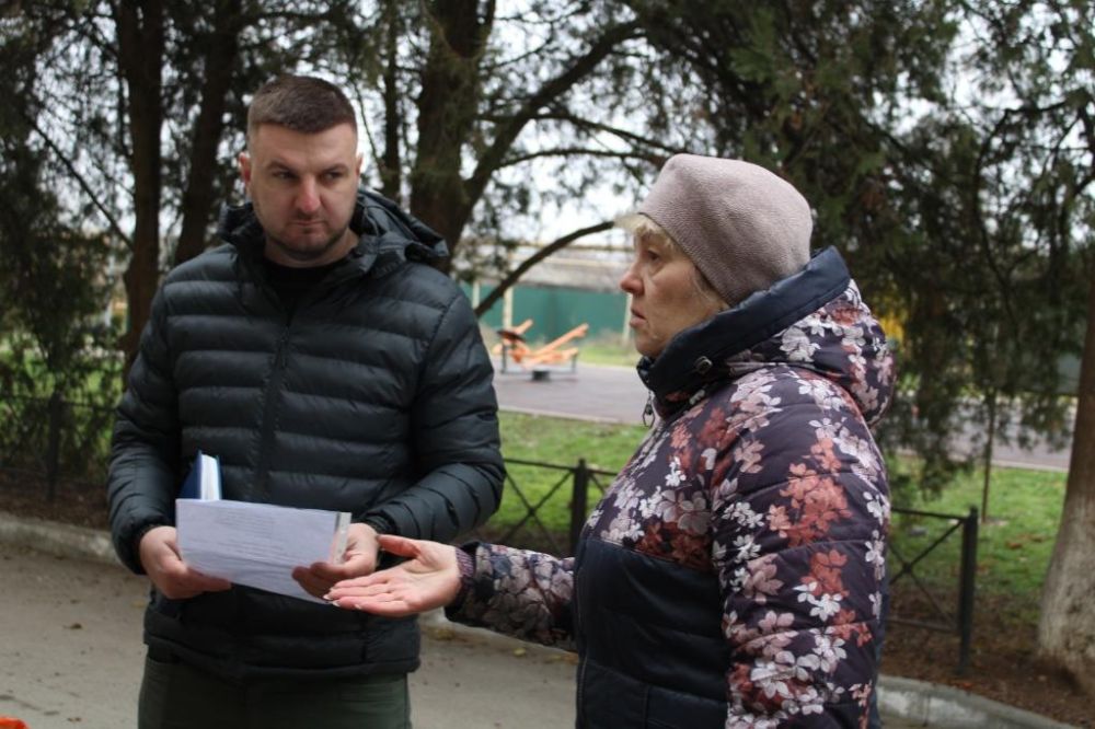 По поручению главы администрации Сакского района Владислава Хаджиева заместитель главы администрации Сергей Кирьянов принял участие в собрании с жителями многоквартирного дома в селе Крымское по ул. Парковая, 27а По поручению главы администрации Сакского района Владислава Хаджиева заместитель главы администрации Сергей Кирьянов принял участие в собрании с жителями многоквартирного дома в селе Крымское по ул. Парковая, 27а