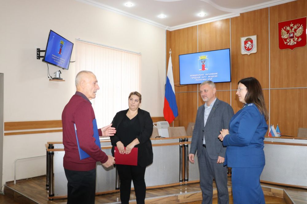 Игорь Ткаченко: Поздравляю Айше Сейрановну с получением квартиры Игорь Ткаченко: Поздравляю Айше Сейрановну с получением квартиры